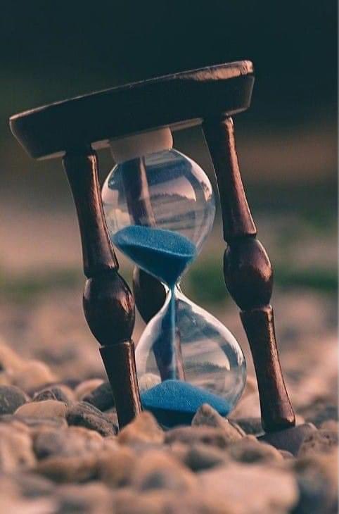 لا أحد..
يعلم ما أصابك ، لا أحد يعلم كيف هي معركتك الخاصة مع الحياة ، ما الذي زعزع أمانك ، وقتل عفويتك ، كم كافحت وكم خسرت ..
لا أحد يعلم حقّاً مَن_أنت الا  انت 
ولهذا اعتن  بنفسك 
_________________