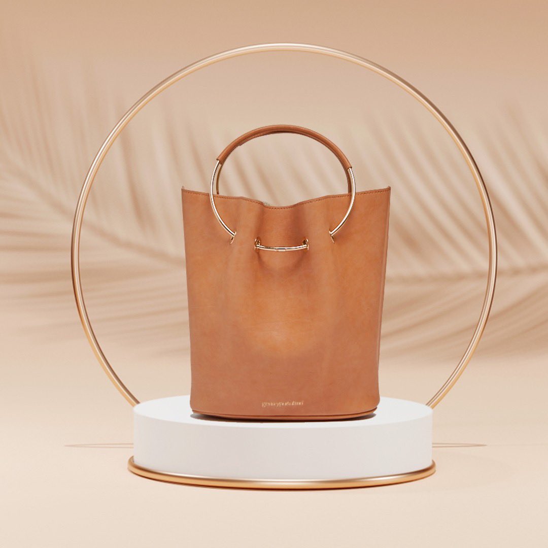 PlusZeroConcept's tweet photo. ⚜️Crafted for the chic in you, this just in #gentryportofino #bucketbag will step up your style game. Be #exclusive with this #exquisite purse that will stand the best of time and keep them talking.
#conceptualfashion #curated #iconicfashion #newseasonstyle #artwork #ss21 #style https://t.co/dhxmEcYOqb
