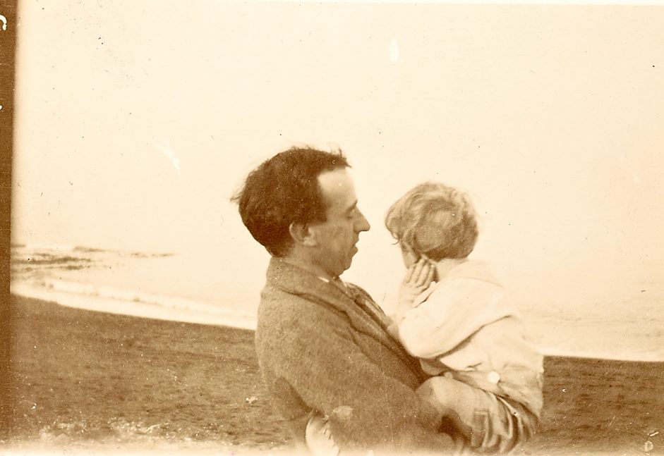 NLIreland's tweet photo. "A terrible beauty is born.” – Easter 1916, WB #Yeats

#OnThisDay 1 Feb 1878 – Thomas MacDonagh, a signatory of the #1916 Irish Proclamation, patriot, poet, critic and scholar, was born in Cloughjordan, Co. #Tipperary. Here’s #MacDonagh with his son Donagh at Greystones. https://t.co/i0uGAbKF0F