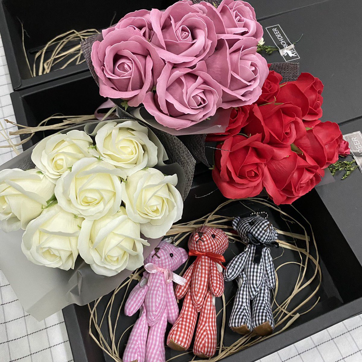 zxtthfc's tweet photo. วาเลนไทน์นี้มีของขวัญให้คนรู้ใจรึยังเอ่ยย🌹
กล่องกิฟเซ็ตน้องหมีน่ารักๆ พร้อมช่อดอกไม้จิ๋ว เหมาะกับเป็นของขวัญวันวาเลนไทน์ที่จะถึงนี้ หรือเป็นของขวัญในวันสำคัญต่างๆก็ได้น้าา❤️
3สี ขาว ชมพู แดง
ขนาด 27*15*8.5cm
250฿ ส่งฟรีน้าา📦
#วาเลนไทน์ #ของขวัญวาเลนไทน��� #valentinesday https://t.co/Y2tBmRHUVr