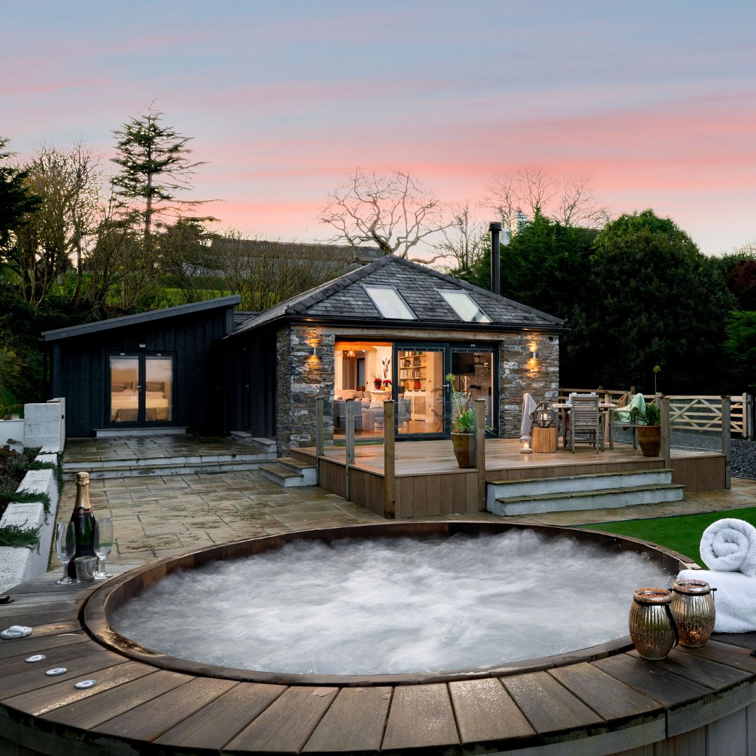 ACT_Studios's tweet photo. New week, new dusk shoots from @THCottages 

This time we'd love to showcase The Cattle Shed. Check it out:

#toadhall #actstudios #holidayrental #self-catering #cottage #cottagecore https://t.co/iuP7Hxt0KP