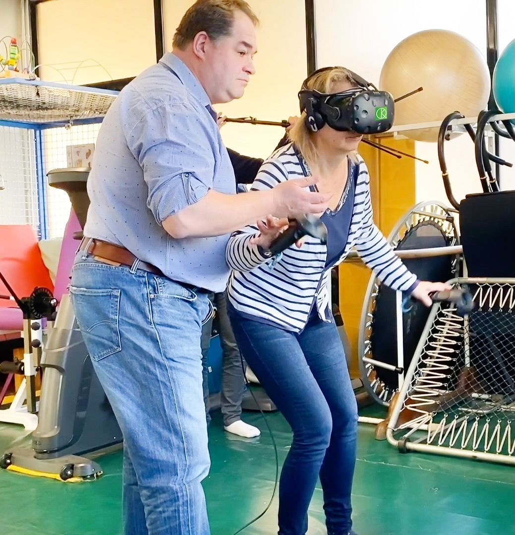 Nouvelle semaine, nouveaux défis ! 
Ce kiné et sa patiente relèvent ensemble ces nouveaux défis avec l'aide du dispositif médical de bilan et de rééducation en réalité virtuelle KineQuantum. Et vous, chers kinés, quels sont les vôtres pour cette semaine🙂 ?
#kinés #défis #santé