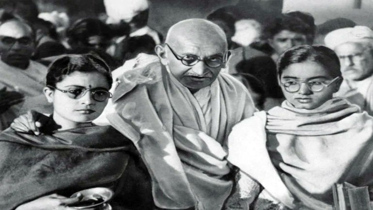 mazzini_gsp's tweet photo. Mahatma Gandhi tidur telanjang dengan cucunya (Manu &amp; Abha) sejak di bawah umur itu alasannya untuk tes keimanan "Brahmacharya" dari godaan sex. Dulu hal ini lumrah, tapi sekarang di larang. Manu (kiri) sempet bikin diary, cerita bahagiamana kehidupan sex Gandhi. https://t.co/2rOvJdrGQs