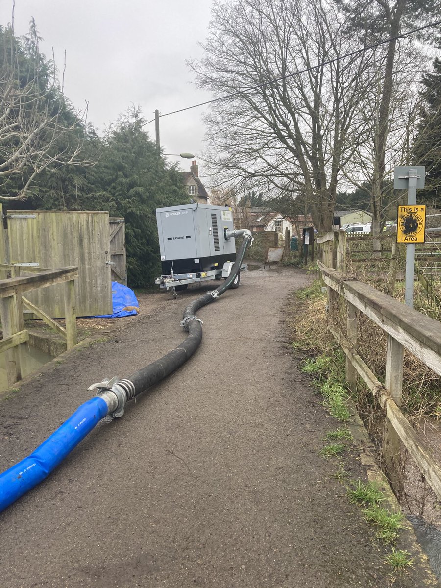 Field teams have the pumps up and running at #SouthHinksey protecting residents.#TeamEA .⁦<a href="/EnvAgencySE/">Environment AgencySE</a>⁩ ⁦<a href="/MarkHill03/">Mark Hill</a>⁩ ⁦<a href="/Jennifer_Hil1/">Jen H</a>⁩ ⁦<a href="/wifo_ea/">Women in Field Operations EA</a>⁩ ⁦@sarahchareEA⁩ ⁦@johncurtinEA⁩
