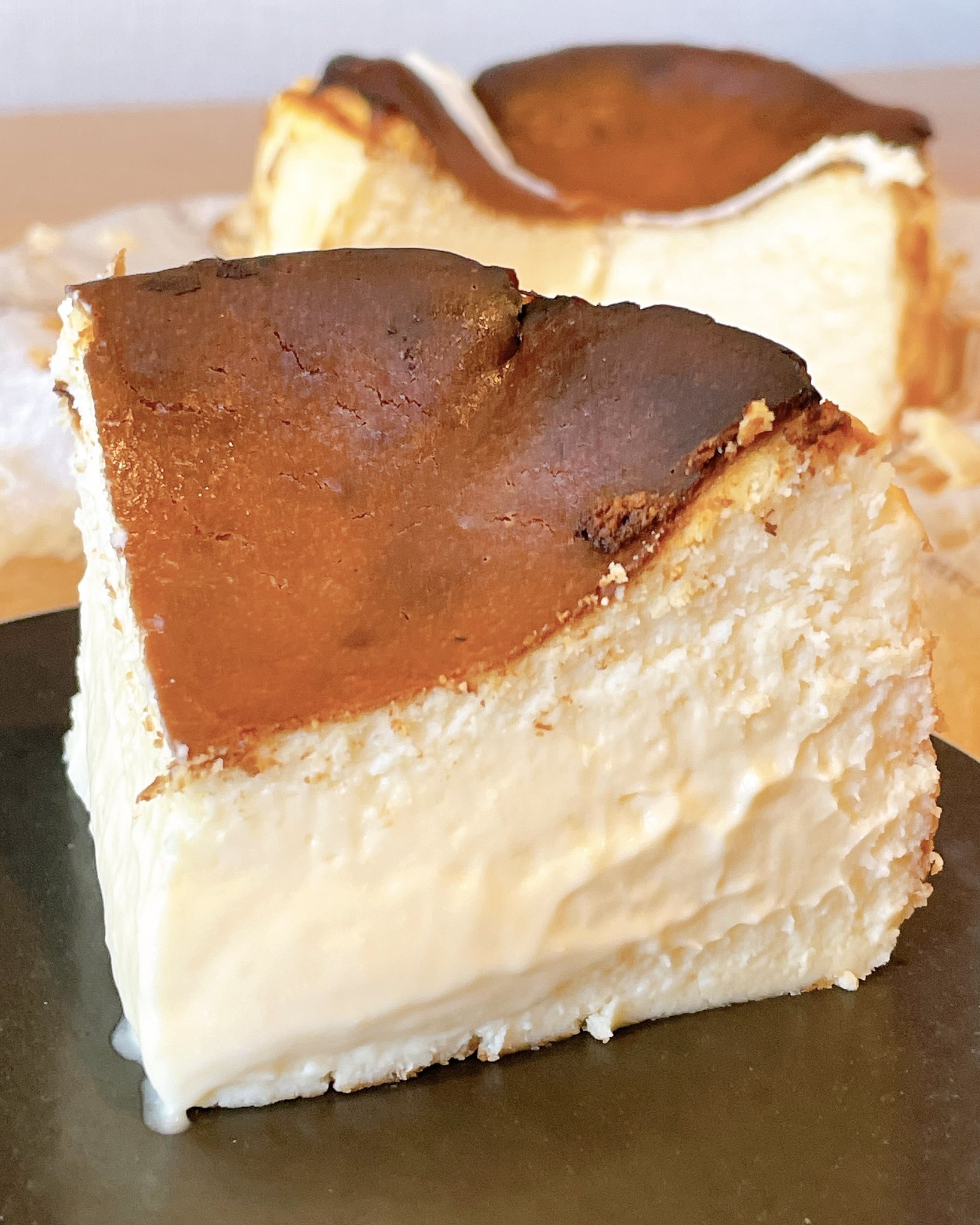 フォーリンデブはっしー なんと メディア取材をすべて断っているバスクチーズケーキの名門 有楽町 シクスバイ オリエンタルホテル がテイクアウトをスタート 外はこんがり 中はとろとろの絶妙な仕上がりは健在で これをおうちでも楽しめちゃうのは神