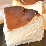 メディア取材を断っているバスクチーズケーキの名門『シクスバイ オリエンタルホテル』がテイクアウトを開始!こんがりとろとろの仕上がりが人気!