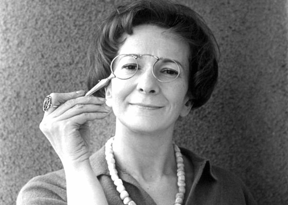 Devo molto
a quelli che non amo.

Il sollievo con cui accetto
che siano più vicini a un altro.

La gioia di non essere io
il lupo dei loro agnelli.

Mi sento in pace con loro
e in libertà con loro,
e questo l’amore non può darlo
né riesce a toglierlo

9 anni senza W Szymborska ❤️
