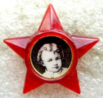 @Odessa_Journal @PaulNiland @ChristopherJM @grenouf @TomBurridgebbc @chryslap @SovietPostcards The face of Lenin as a kid was known well thanks to 'Little Octobrists' stars, worn proudly by kids since their 2nd grade. My goodness, we were brainwashed like hell from infancy.😰