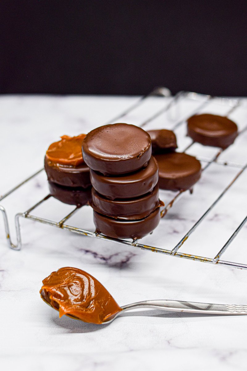 LuliEliasF's tweet image. Gente para San Valentín voy a vender bombones (de dulce de leche y de Bon o Bon) y bocaditos tipo cabsha! Vendo por docena y vienen en cajita. Si pueden dar RT me ayudarían mucho🙌🙌