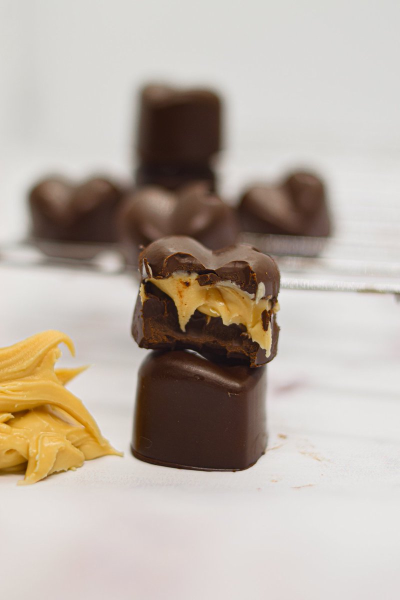 LuliEliasF's tweet image. Gente para San Valentín voy a vender bombones (de dulce de leche y de Bon o Bon) y bocaditos tipo cabsha! Vendo por docena y vienen en cajita. Si pueden dar RT me ayudarían mucho🙌🙌