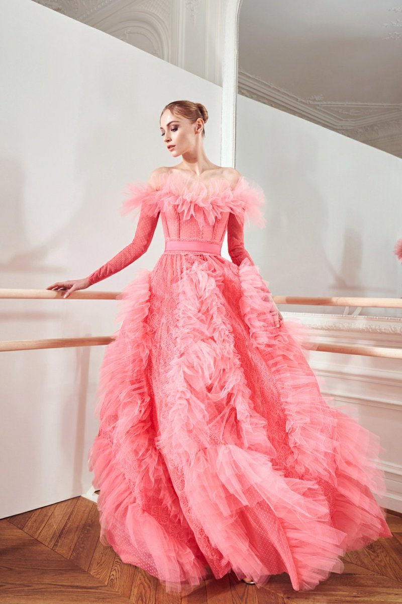 FashionweekNYC's tweet photo. Take a look at the Zuhair Murad Pre Fall 2021 Collection https://t.co/tS58SbwWD7
