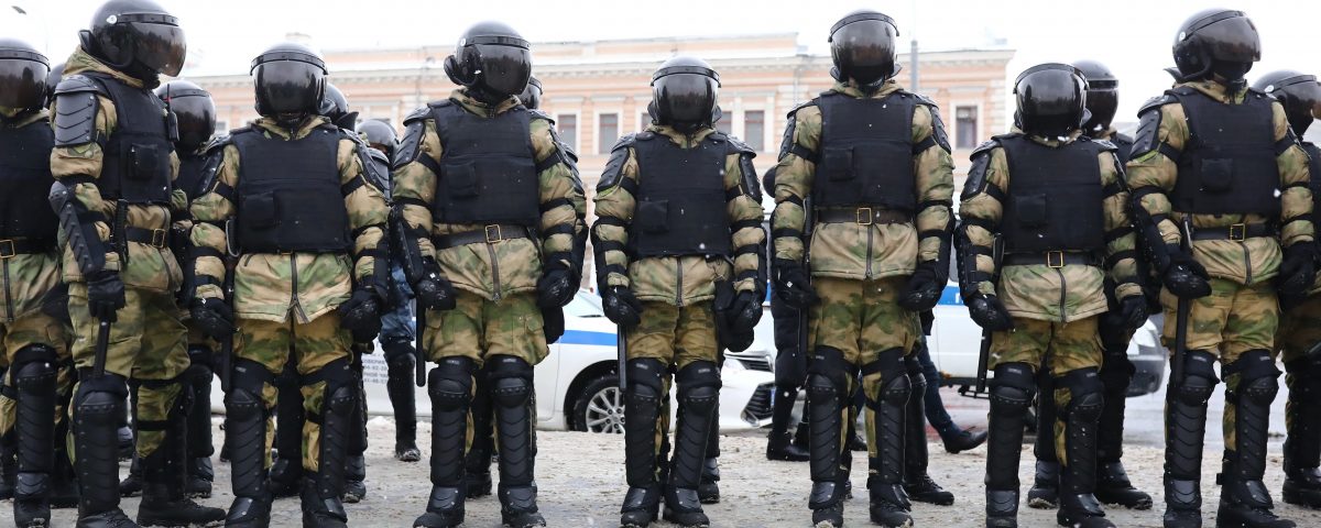 Many of you have seen the images of police crackdown against Russian protesters. But many Russians were alarmed with officers in military-like uniforms brutalizing demonstrators alongside riot police. Who were they? https://citeam.org/ru-spetsnaz-january-31/Thread in English follows: 1/