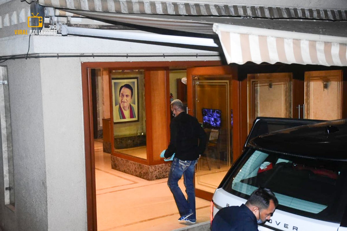 ViralB2_0's tweet photo. Sanju Baba Spotted Outside His Residency #sanjubaba #sanjaydutt #duttsanjay #baba https://t.co/JxinT7bdzT