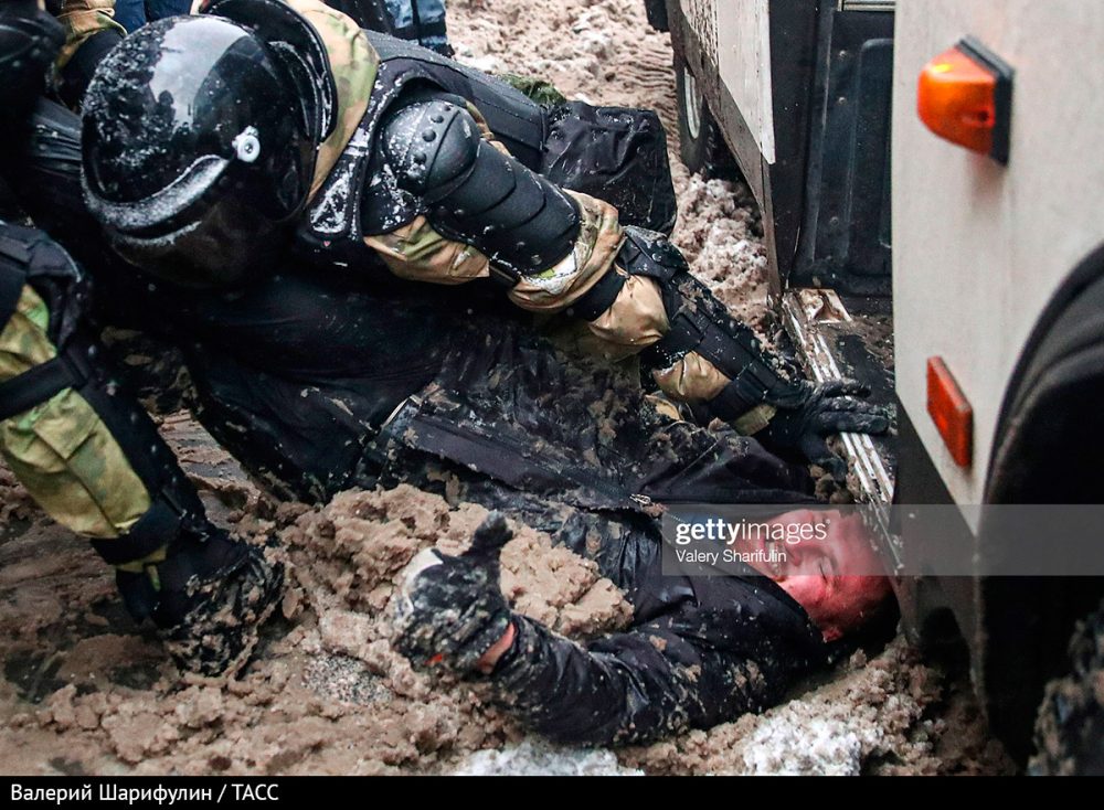 The sight of riot police, known as OMON in Russia and Belarus, is all too familiar for both Moscow and Minsk.But yesterday, photographers in Moscow captured brutal arrests made by "spacemen" in military-like uniforms.We decided to find out who they were. 2/