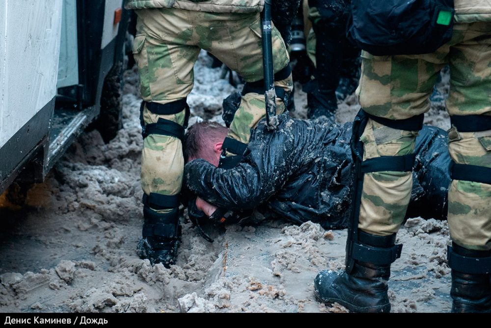 The sight of riot police, known as OMON in Russia and Belarus, is all too familiar for both Moscow and Minsk.But yesterday, photographers in Moscow captured brutal arrests made by "spacemen" in military-like uniforms.We decided to find out who they were. 2/