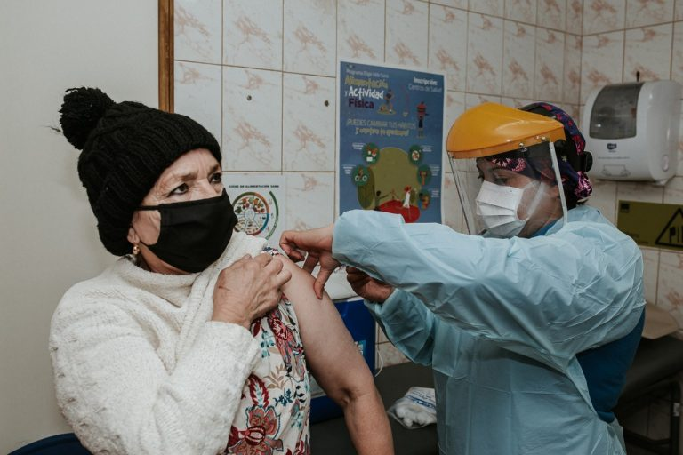 COVID-19: En Río Bueno la vacunación para mayores de 70 años será a domicilio bit.ly/3cw1RJK #Valdiviacl