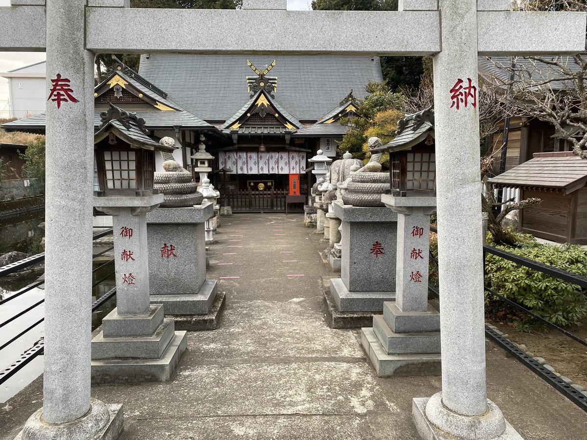 さて、大前神社に行ったあと、
白蛇弁財天にも初詣の限定御朱印なあるということを知って、
行ってみたんだけど(白目)

「すみません、正月限定の御朱印って…」
「あーもう終わっちゃいました…」
「…じゃあこの…方難除守りを……」

てなった(白目)
思えば、もう2月なんだよな……(白目) 