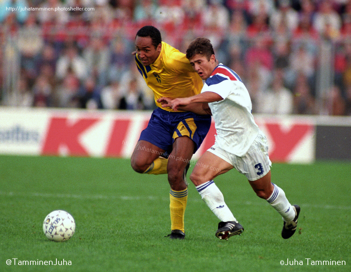 TamminenJuha's tweet photo. Martin Dahlin v Bixente Lizarazu, Sweden v France, 22 August 1993 at the old Råsunda Stadium of Solna. #MartinDahlin #BixenteLizarazu #SWEvFRA https://t.co/PjUONsZHPY