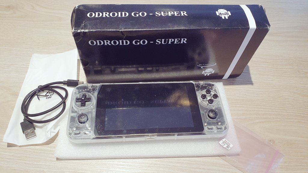 TheMiniCakeTV's tweet photo. L'Odroid Go Super vient d'arriver.
Merci à Hard Kernel pour ce beau cadeaux. Unboxing et tests prochainement.
Elle tourne déjà sur Batocera 😊
#Hardkernel #Batocera #batoceralinux #odroidgosuper #OdroidGo #OGS #retrogaming #consoleportable #handheld #handheldgaming https://t.co/eJKcUEzCd4