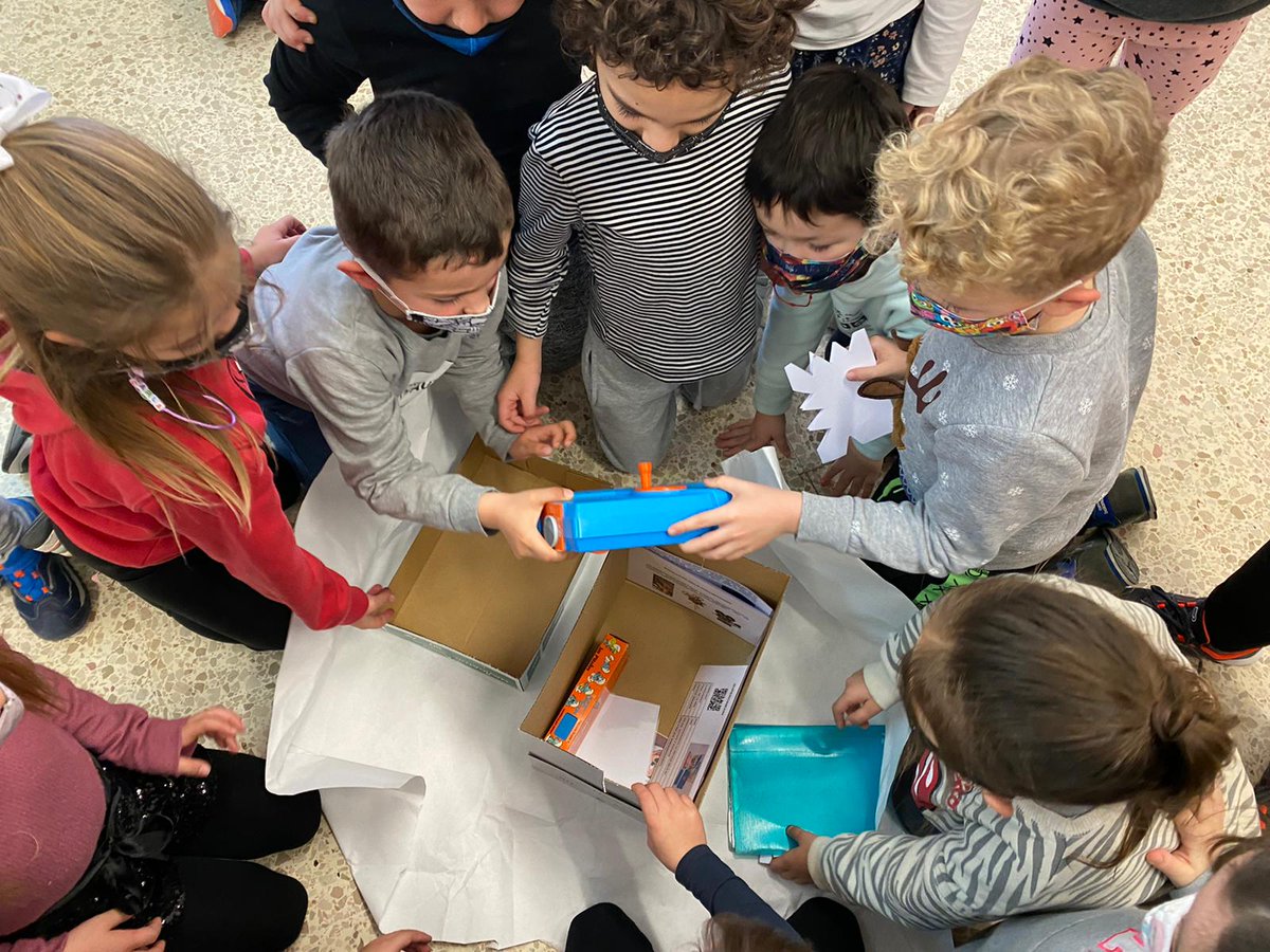 Escola_Alberich's tweet photo. Com ho feien els nostres avantpassats per no avorrir-se? 

🏸🎲🧩🎮

❓Pregunta que ens fa iniciar el #projecte de la #Comunitat de mitjans.

📦Avui hem rebut uns paquets molt especials a les aules. 

@xarxaCb 
@ReusXarxa 
#Unpal #Unpalo #CineExin #Gameboy https://t.co/gCtjoGjupa