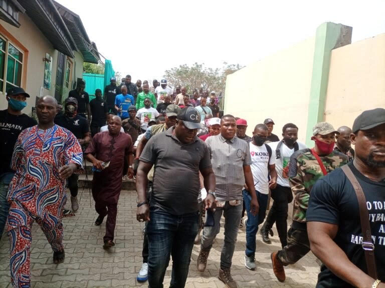 BREAKING: Sunday Igboho Arrives Ogun To ‘Evict Criminal Herdsmen’ | Sahara Reporters The Yoruba activist few days ago promised to visit Ogun after soldiers allegedly escorted herdsmen to graze in some villages in the Yewa North Local... READ MORE: bit.ly/3j94faw