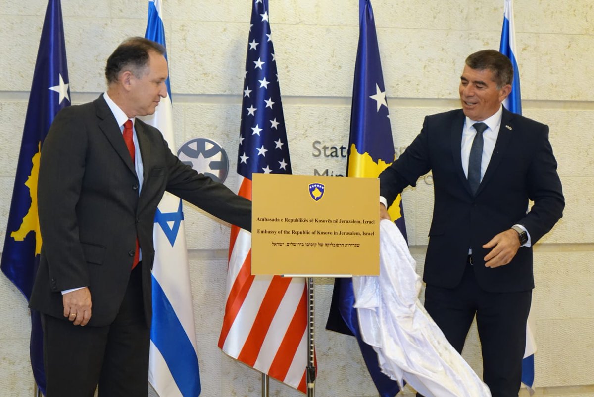 Jerusalem/Pristina: Israel & #Kosovo established diplomatic relations in a virtual ceremony, where the FM's signed the agreement. During the ceremony, the plaque which will be placed at the entrance to Kosovo's new Emb in Jerusalem was revealed. Congratulations - Urime! 🇮🇱🤝🇽🇰