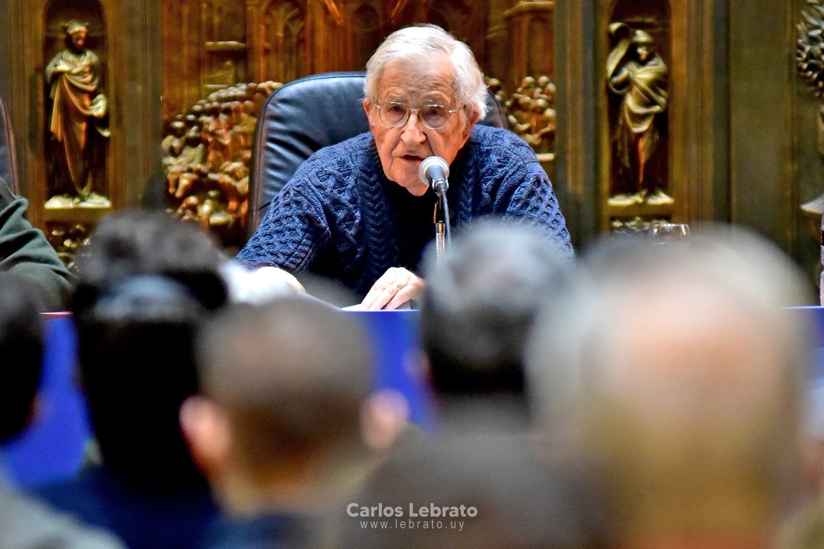 CarlosLebrato's tweet photo. “Se trata de una conocida técnica que consiste en desfinanciar lo que alguien pretende privatizar. Quitarle los fondos, de forma que dejen de funcionar apropiadamente. Acto seguido se dice: está bien, privaticen. Esta es la técnica estándar de la privatización”. (Noam Chomsky). https://t.co/ze7VRp1U5B