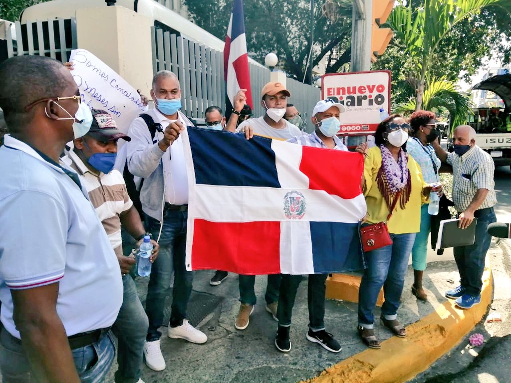HablaRDO's tweet photo. #PagameNeney, así cantan a coro frente al huecal decenas de ex-empleados.
@luisabinader @raquelarbaje @RaquelPenaVice @JosePaliza este es el famoso cambio, #SeVan.!
@nuriapiera @donfelixSPM @mzapete @nieves_rd @ElCaribeRD @elnuevodiariord. https://t.co/Svjo7AnxiA