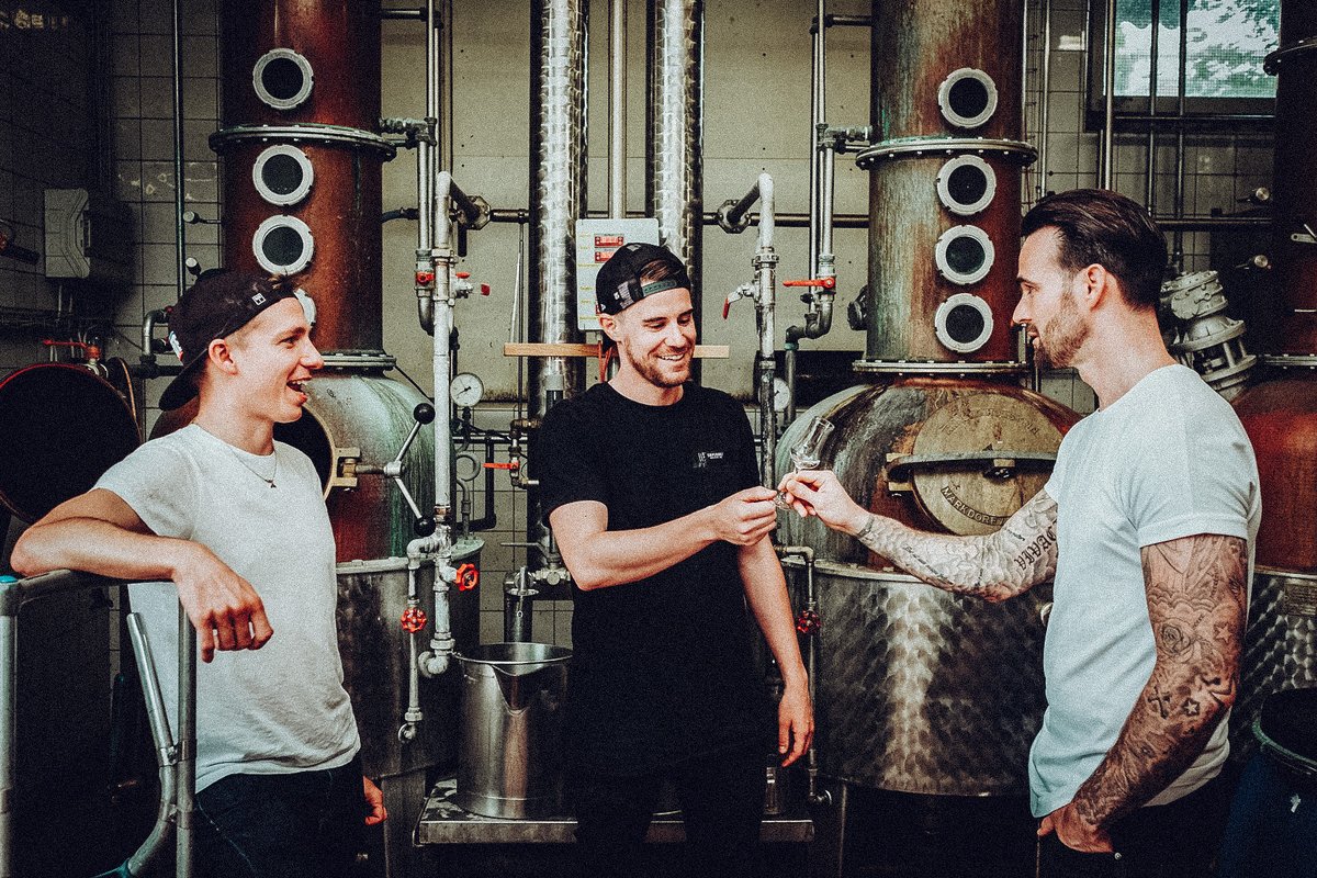 Einen guten Start in die Woche wünscht euch das Falco Gin Team 😊

#gin #handcrafted #switzerland #monday #team #happyday