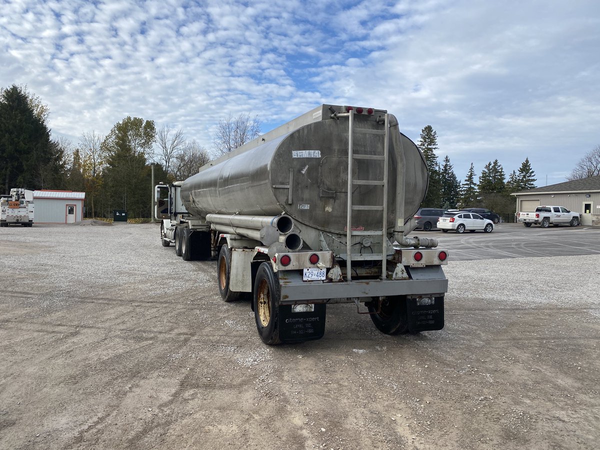 HFS1948's tweet photo. Used 9000 gallon Aluminum tandem axle tanker for sale. DM for details. Retweets appreciated https://t.co/ImC04Y2QP5