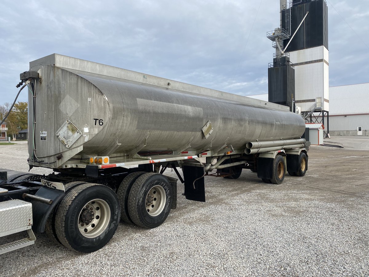 HFS1948's tweet photo. Used 9000 gallon Aluminum tandem axle tanker for sale. DM for details. Retweets appreciated https://t.co/ImC04Y2QP5