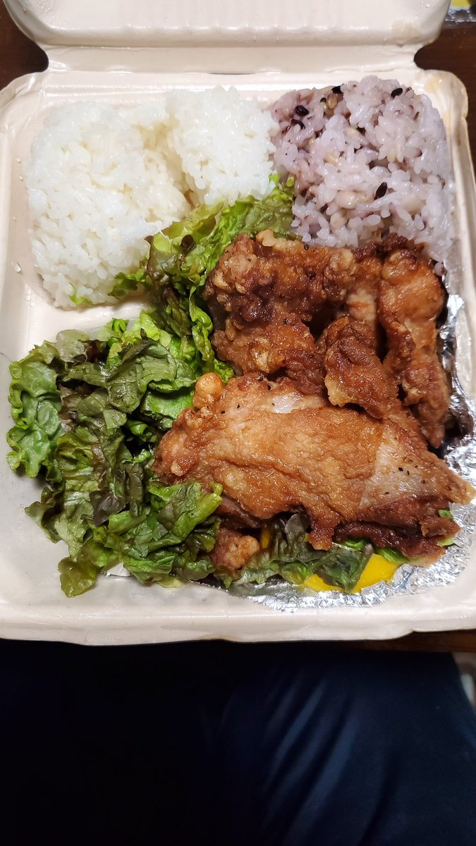 ま W の まるみ食堂でお持ち帰りで買った 唐揚げ弁当 めちゃくちゃボリューミーで500円とか安すぎる こんなの毎日食べたくなるわ まるみ食堂 唐揚げ弁当 りこちメール