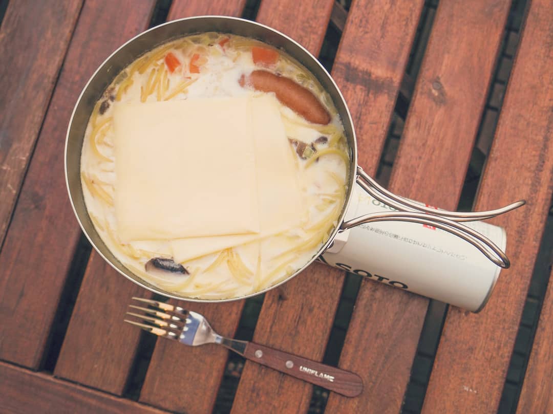岡村朱万里 Okamurashumari 茹でないスープパスタ ゆるキャンでりんちゃんが作っていたレシピを参考に 人参やソーセージなどの具材を追加しました 鍋からはみ出す早茹でパスタは 端から茹でつつ押し込んだら 折らなくても調理できました 茹で
