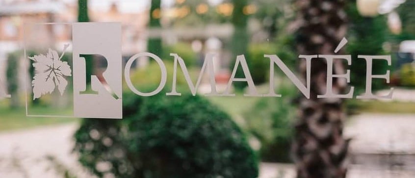 ¡La Romanée, nuestra casa!
Os ofrecemos nuestra casa para hacerla vuestra, un entorno creado para hacer posible que ese momento tan especial permanezca en los corazones de la gente que te importa.
Hazlo Para Siempre , ¡Ven a conocernos!
📲  918 14 99 78
📩 info@laromanee.com