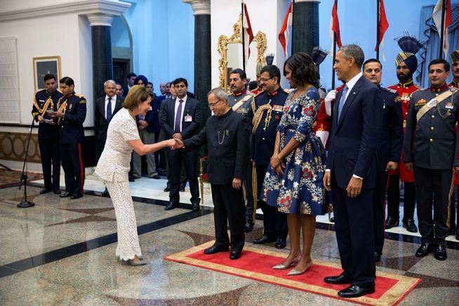PDIPOA's tweet image. #Protocol101 As a guest in a receiving line, remember to keep your hands free if you will be shaking hands. As many guests must pass through the line in a limited amount of time, keep your greeting short. 📸: White House #protocol #protocolrules #PDIPOA