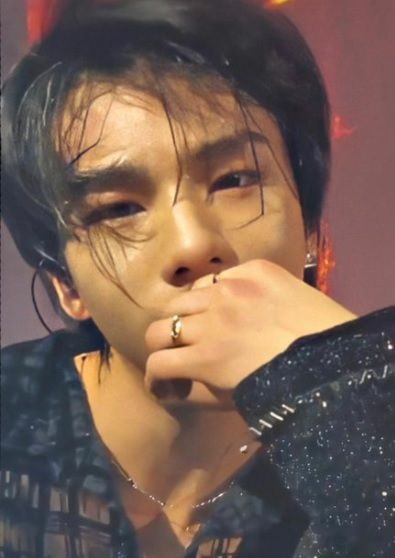  #HYUNJIN a dangerous but sexy details thread~ @Stray_Kids 