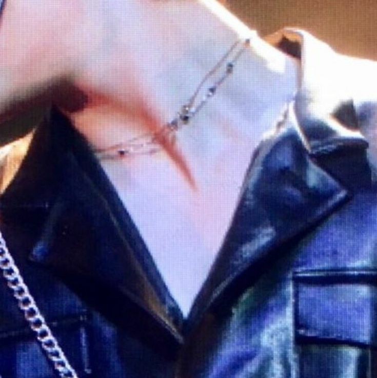  #HYUNJIN a dangerous but sexy details thread~ @Stray_Kids 