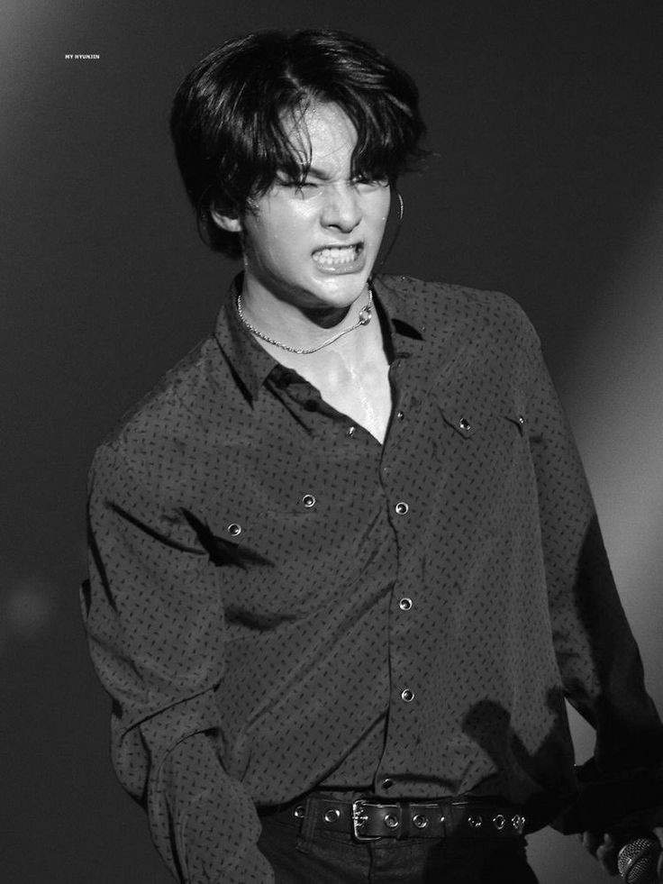  #HYUNJIN a dangerous but sexy details thread~ @Stray_Kids 