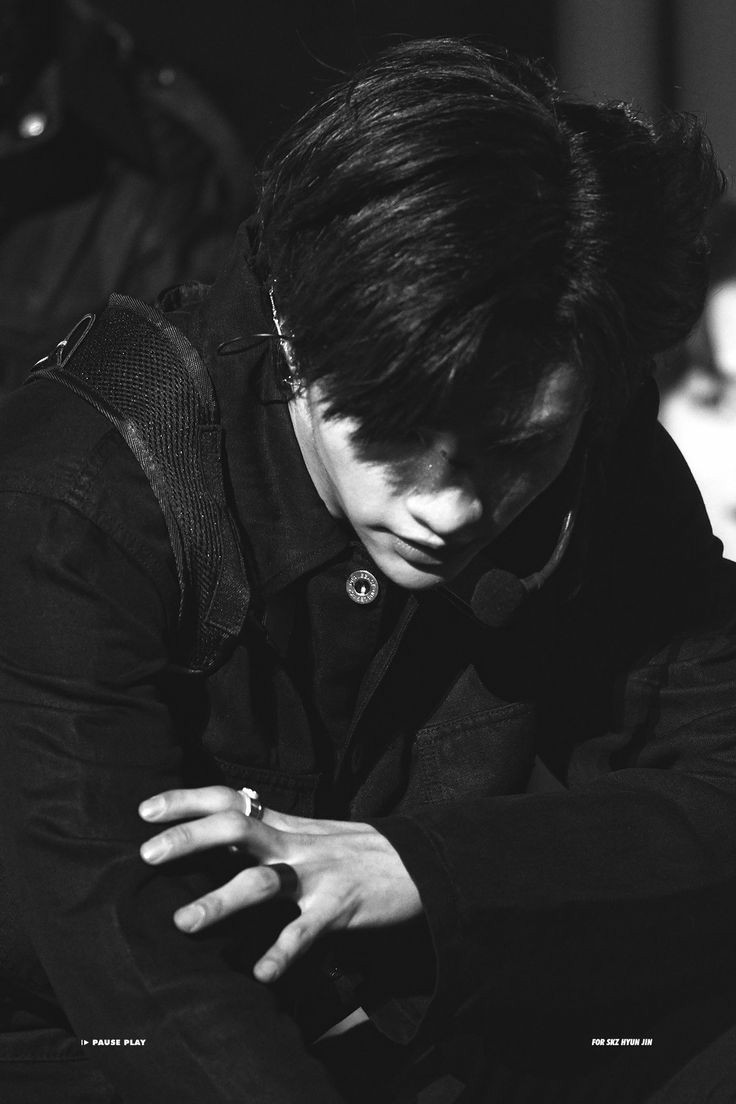  #HYUNJIN a dangerous but sexy details thread~ @Stray_Kids 