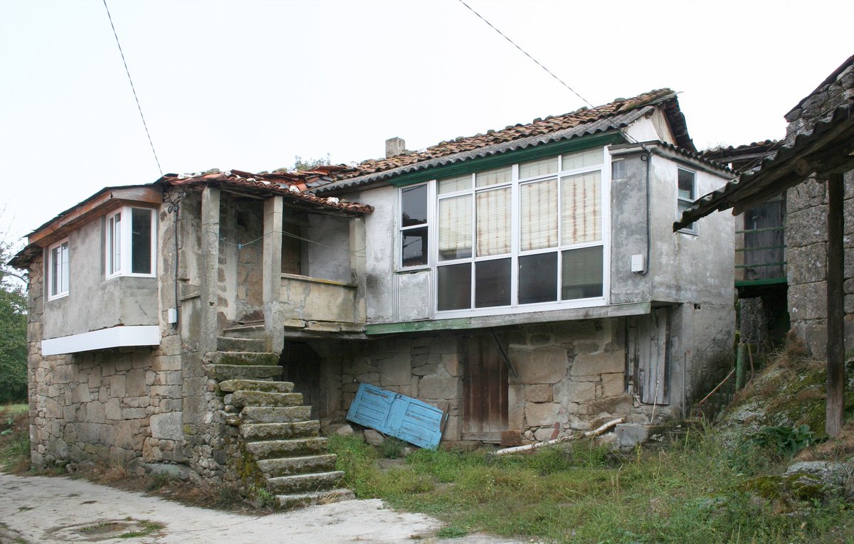 guille_tort's tweet photo. A veces no tenemos que irnos muy lejos para encontrarnos rehabilitaciones con cabeza. Esta es en Castromao, Ourense. De PLP Atelier (2020)👇 Pongo alguna foto más. Increíble. https://t.co/D1nivshivE