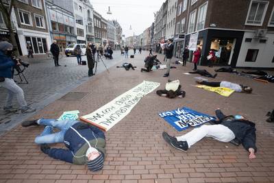 dgnijmegen's tweet photo. Extinction Rebellion ‘ligt dood’ voor Nijmeegs stadhuis tijdens luchtalarm https://t.co/c1evEVwB8I https://t.co/oY8G4k3aRG