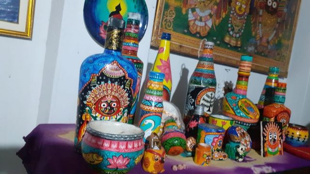 parthomishra's tweet photo. Bhagyashree Sahoo, an engineering student turned Pattachitra artist from Odisha, was mentioned by Prime Minister Narendra Modi in his inaugural edition of 2021’s ‘Mann Ki Baat’. We all are proud of you.
https://t.co/K0j02AwZoY
#Odisha #PattachitraArtist #Pattachitra https://t.co/JmpgSGHXGW