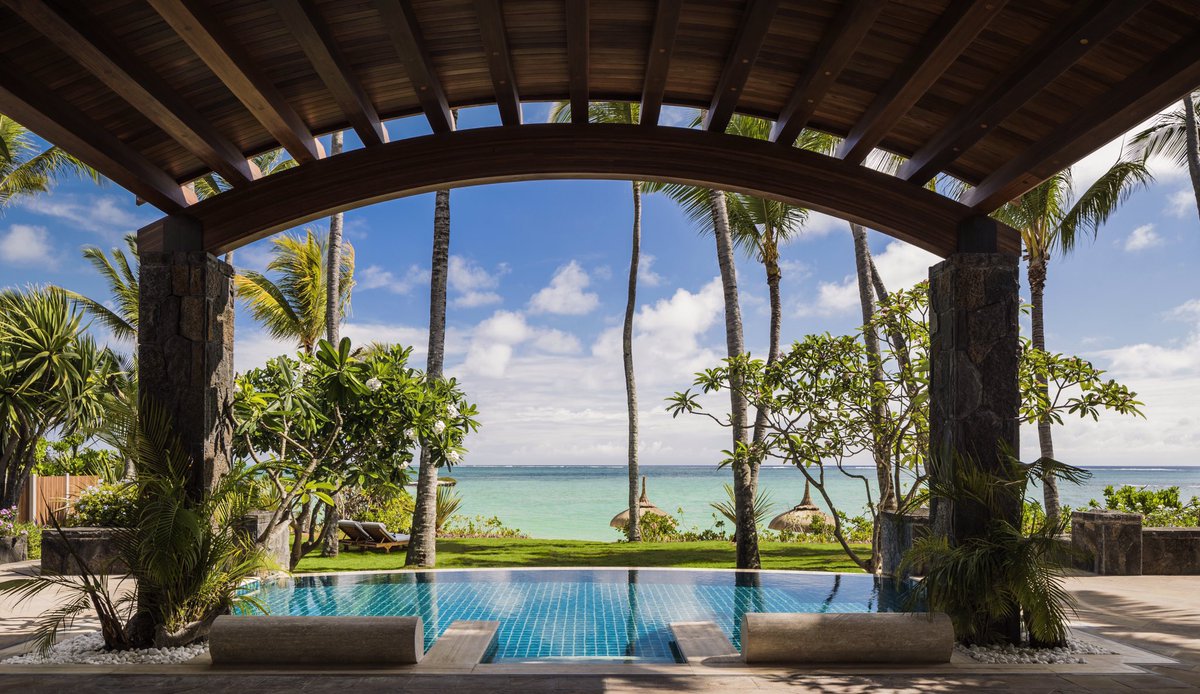 Pool days are always better with a view.
#OOnlyHere #OOlesaintgeran #Feelmauritius
