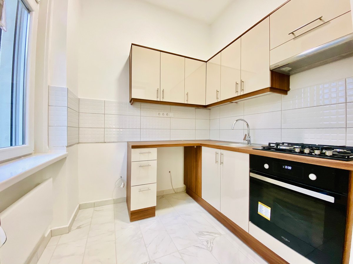 pletka_d's tweet photo. #ForSale at the Old #Synagogue, in the #VII. district, a highly #upgraded, COMPLETELY #RENOVATED, ready to move 64 sqm, 1 + 2 room, 1st FLOOR #Appartment. Listed for 56.500.000.-HUF

Features:

- 64m2, made of bricks
- 2 + half rooms
- KITCHEN AND BATHROOM comes with window.

RT https://t.co/3qFFL02bDf