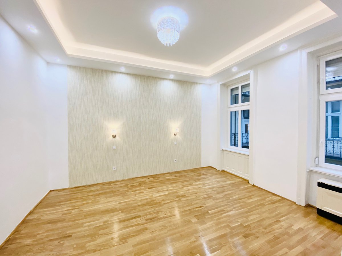 pletka_d's tweet photo. #ForSale at the Old #Synagogue, in the #VII. district, a highly #upgraded, COMPLETELY #RENOVATED, ready to move 64 sqm, 1 + 2 room, 1st FLOOR #Appartment. Listed for 56.500.000.-HUF

Features:

- 64m2, made of bricks
- 2 + half rooms
- KITCHEN AND BATHROOM comes with window.

RT https://t.co/3qFFL02bDf