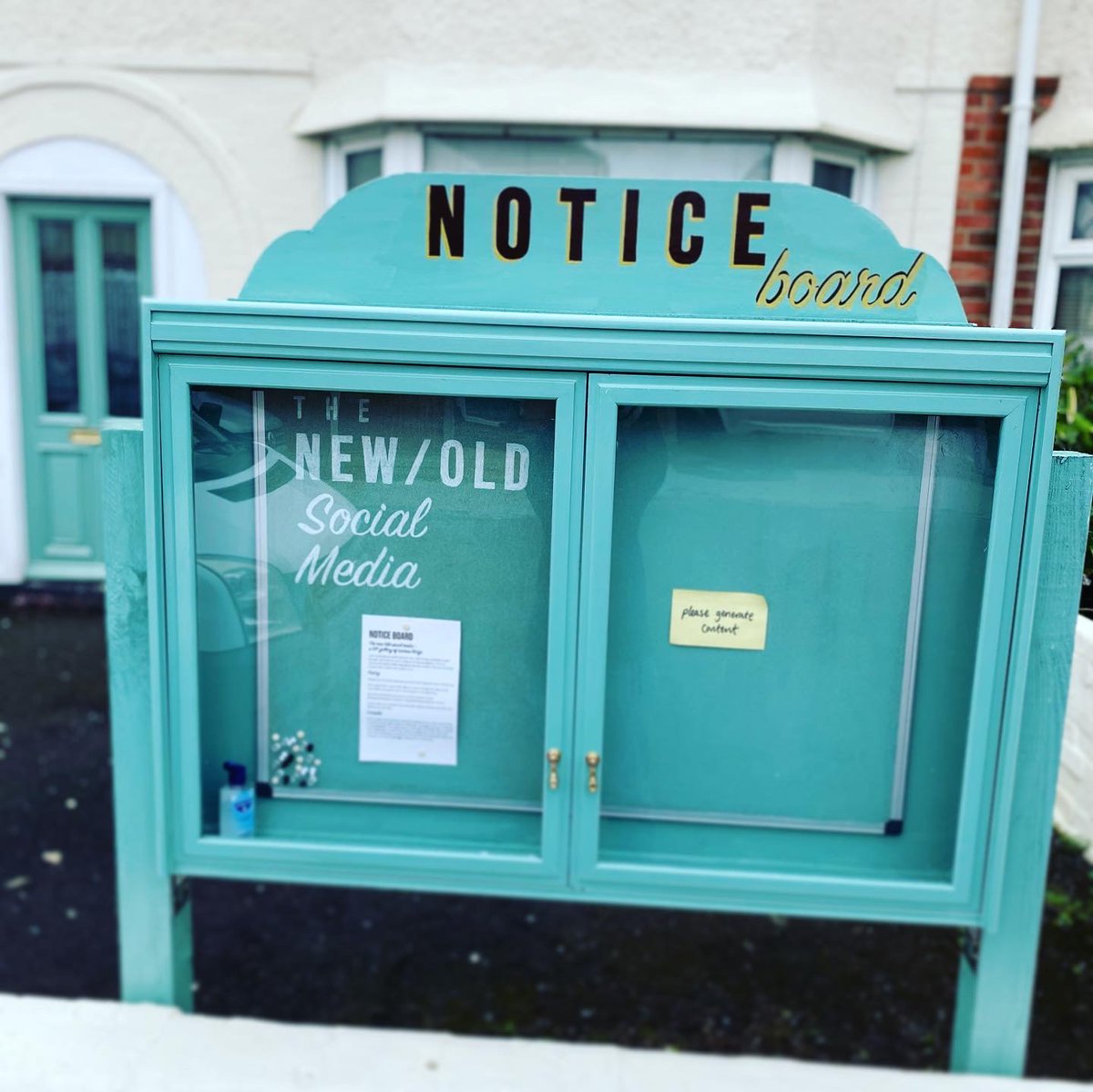 thegobbledegook's tweet photo. #PleaseGenerateContent #NoticeBoard
January has been pretty miserable, but we’re trying to make February better. So we’ve created and installed a Notice Board outside our house – a temporary outdoor DIY gallery of curious things. 1/6 https://t.co/RdMyhRMiwv