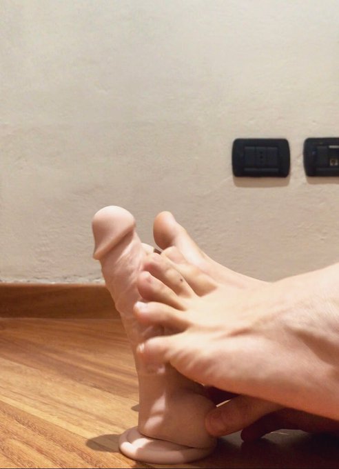 Volete vedere come gioco con i miei piedini ?? 😈  Trovate il video su https://t.co/Ev3XhN9PQa questo<a href="/tag/girls"class="tags"><span>#girls</span></a><a href="/tag/gifted"class="tags"><span>#gifted</span></a><a href="/tag/sexdoll"class="tags"><span>#sexdoll</span></a><a href="/tag/ffm"class="tags"><span>#ffm</span></a><a href="/tag/sohimi"class="tags"><span>#sohimi</span></a><a href="/tag/nsfwxro"class="tags"><span>#nsfwxro</span></a>