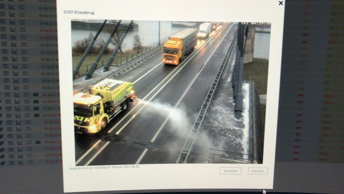 Vannacht hebben de collega’s hard gewerkt om een veilig gebruik van het hoofdwegennet te realiseren door de gladheid te bestrijden in een groot deel van het land met hoogwaardige materiaal. Onze firestorm in actie op de Elandbrug <a href="/RWSverkeersinfo/">Rijkswaterstaat Verkeersinformatie</a> <a href="/Rijkswaterstaat/">Rijkswaterstaat</a>