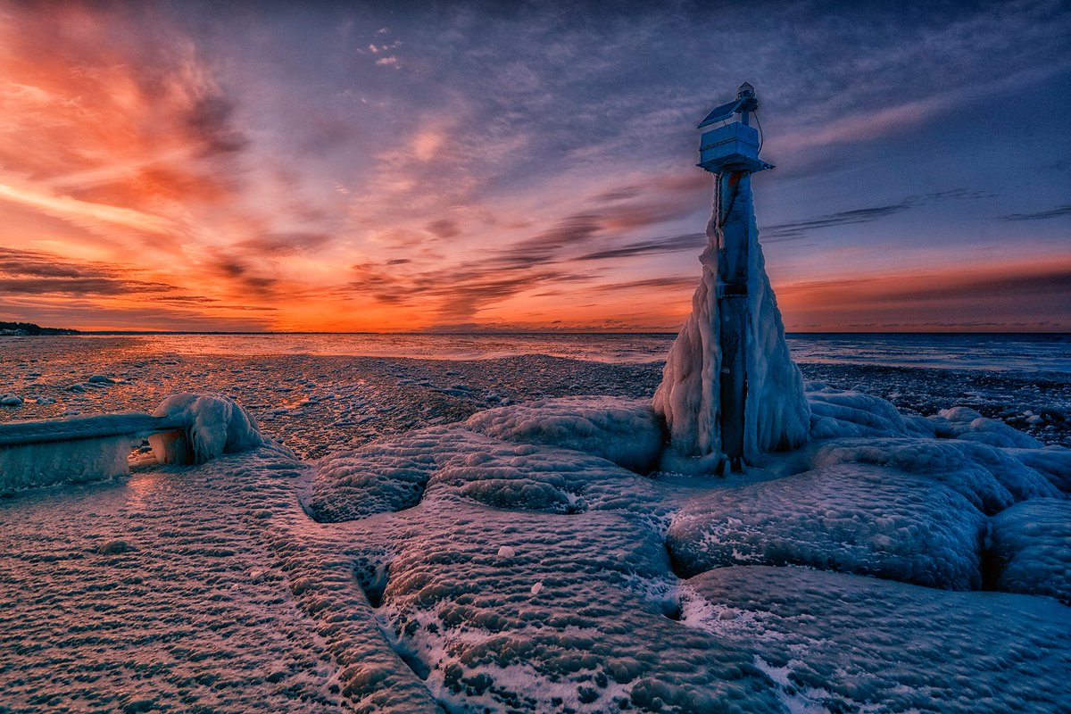 JamesMontanus's tweet photo. Bitterly cold wind chills have left the Webster Park pier encrusted in Lake Ontario ice. 

@weatherchannel @news10nbc @Wxandgardenguy
 @WHEC_SPensgen @wunderground @News_8
 @SPECNewsROC @JimCantore https://t.co/qhYeOMwbIn