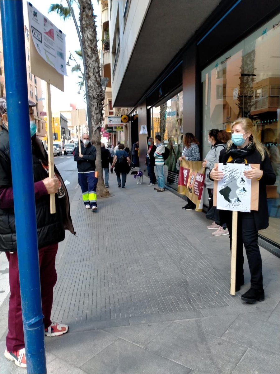 RspSole's tweet image. Cuarto dia en #Caixabank. Solucion para nuestra compañera. Empezaremos una campaña informativacon los residentes extranjeros para informar del mal servicio de este banco.
#SomosPueblo #SomosPoder